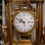 Klasicistn stoln hodiny 