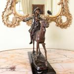 Bronzov socha osla s dtmi, mramorov podstavec