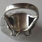 Stbrn prsten s monogramem a onyxem