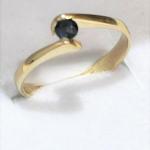 Zlat prsten s modrm prodnm safrem