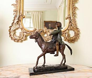 Bronzov socha osla s dtmi, mramorov podstavec