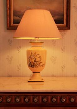 Velk stoln lampa s jemnou malobou
