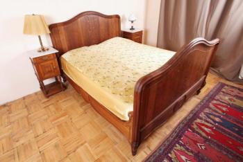 Masivn dubov postel Ludvk XV.