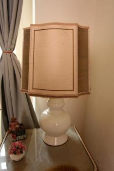 Stoln lampa z blho porcelnu