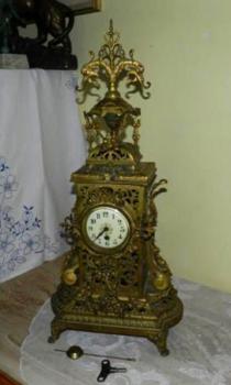 Bronzov hodiny s porcelnovm cifernkem