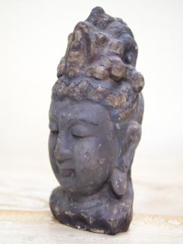 Hlava Buddhy vyezvan ze deva