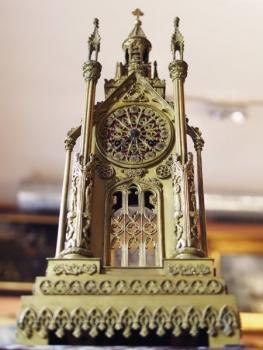 Stoln hodiny ve tvaru katedrly