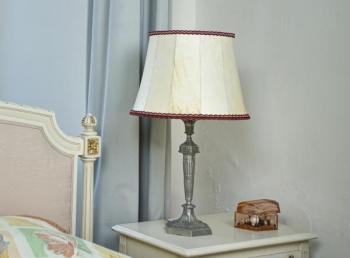 Klasicistn stoln lampa