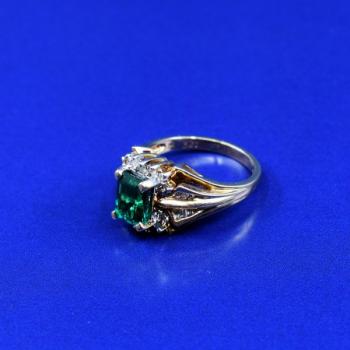 Zlat prsten se zelenm kamenem