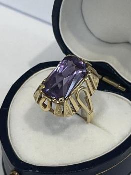 Zlat prsten s modro-fialovm kamenem-ejka 8,43gr