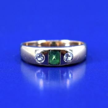 Zlat prsten s brilianty a zelenm kamenem