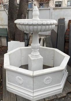 Mramorov fontna zdoben ornamenty 