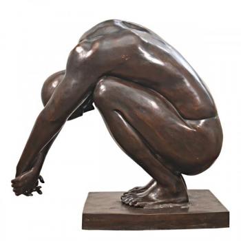 Bronzov socha plavce v ivotn velikosti 