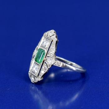Platinov art deco prsten se smaragdem