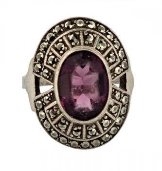 Stříbrný  prsten s fialovým kamenem a markazity Stříbrný  prsten s fialovým kamenem a markazity