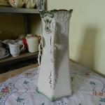 Secesní váza zdobená plastickými květy Secesní váza zdobená plastickými květy