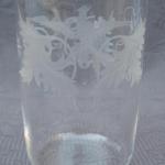Sklenka, rytý motiv ptáčka, s monogramem JK/KJ Sklenka, rytý motiv ptáčka, s monogramem JK/KJ