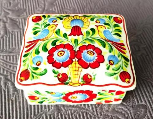 Dóza - lidový květin. motiv s ptáčky Dóza - lidový květin. motiv s ptáčky