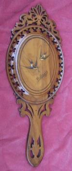 Vyřezávané zrcátko, 1. pol. 20. stol.  Vyřezávané zrcátko, 1. pol. 20. stol.