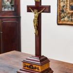 Starožitný stolní krucifix z masivního mahagonu Starožitný stolní krucifix z masivního mahagonu