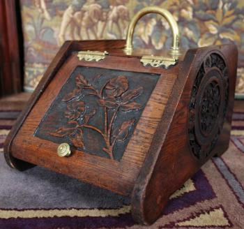 Secesní dřevěný uhlák zdobený řezbou Secesní dřevěný uhlák zdobený řezbou