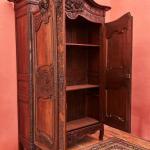 Svatební skříň z 18. století s hudebními motivy Svatební skříň z 18. století s hudebními motivy