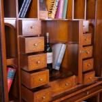 Intarzovaný sekretář s knihovnou a psací deskou Intarzovaný sekretář s knihovnou a psací deskou