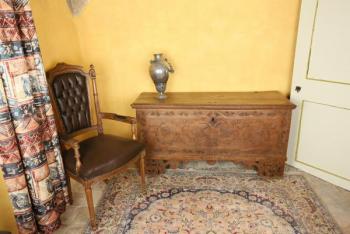 Starožitná truhla zdobená řezbou Starožitná truhla zdobená řezbou