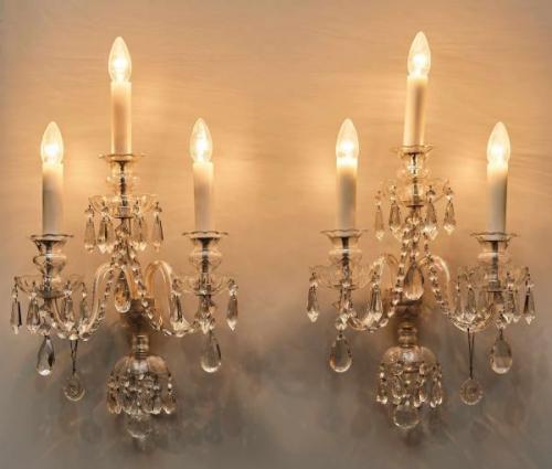 Párové tereziánské nástěnné lampy s křišťály Párové tereziánské nástěnné lampy s křišťály