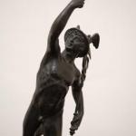 Bronzová socha Merkura na mramorovém podstavci Bronzová socha Merkura na mramorovém podstavci