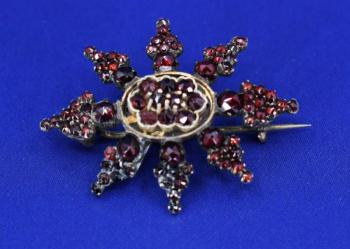 Granátová brož  Granátová brož