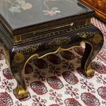 Starožitný čínský lakovaný stolek s kamennou intar Starožitný čínský lakovaný stolek s kamennou intar