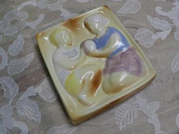 Reliéf, chlapec a dívka - Keramia, Znojmo Reliéf, chlapec a dívka - Keramia, Znojmo