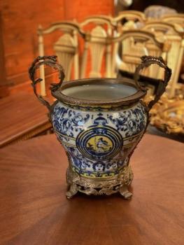 Květináč v bronzové montáži  Květináč v bronzové montáži