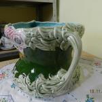 Secesní Květináč s plastickým motivem růží Secesní Květináč s plastickým motivem růží