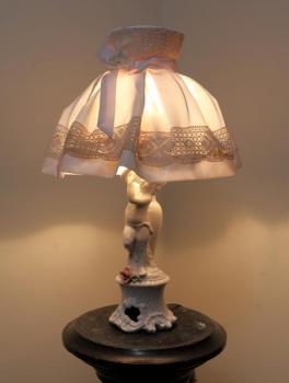 Italská porcelánová lampička s látkovým stínidlem Italská porcelánová lampička s látkovým stínidlem