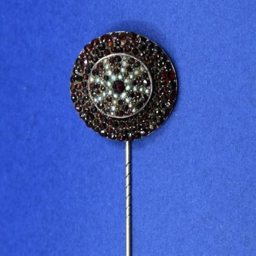 Granátová jehlice s perličkami, 1890, Čechy Granátová jehlice s perličkami, 1890, Čechy