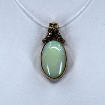 Zlatý přívěs s opálem a diamanty Zlatý přívěs s opálem a diamanty