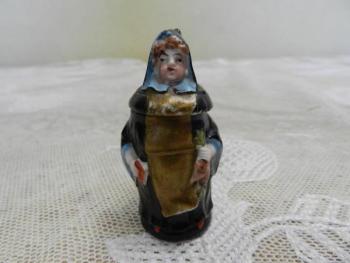 Vzácný porcelánový mini-korbel s mnichem Vzácný porcelánový mini-korbel s mnichem