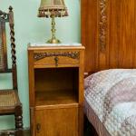 Zrestaurovaná starožitná ložnice Art Deco s velkou Zrestaurovaná starožitná ložnice Art Deco s velkou