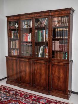 Velká čtyřdveřová knihovna. Anglie Velká čtyřdveřová knihovna. Anglie