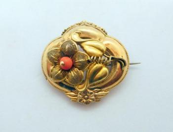 Stříbrná brož s korálem Stříbrná brož s korálem