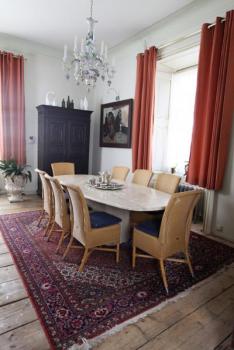 Oválný jídelní stůl z traventinu Oválný jídelní stůl z traventinu