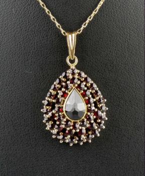 Zlatý přívěsek s českými granáty Zlatý přívěsek s českými granáty