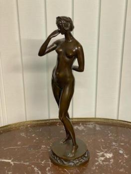 Bronzová socha ženy  Bronzová socha ženy