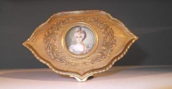 Dóza: mosaz s miniaturou, Francie Dóza: mosaz s miniaturou, Francie