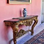 Bohatě vyřezávaný konzolový stůl s mramorem Bohatě vyřezávaný konzolový stůl s mramorem