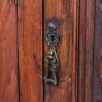 Anglický příborník s velkým zrcadlem – ručně vyřez Anglický příborník s velkým zrcadlem – ručně vyřez