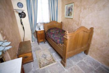 Starožitná dětská postel z masivního dubu Starožitná dětská postel z masivního dubu