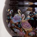 Porcelánový květináč na podstavci s dekorem pávů Porcelánový květináč na podstavci s dekorem pávů